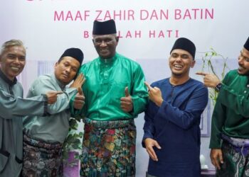 AZMAN Adnan (kiri), Nizaruddin Yusof (kanan) dalam fotografi Hari Raya Aidilfitri bersama Zainal Abidin Hassan (tengah),  Nafis Abdullah (dua, kanan)  serta Hafizal Ahmad di Ibu Pejabat Astro, Kuala Lumpur. – UTUSAN/MUHAMAD IQBAL ROSLI