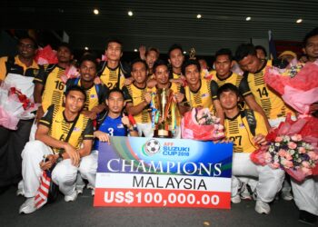 BARISAN pemain Harimau Malaya ketika membawa pulang Piala AFF buat kali pertama ke Malaysia.-AFP