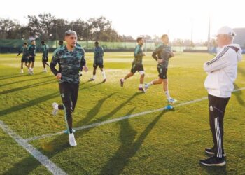 CARLO Ancelotti (kanan) memantau latihan Real Madrid menjelang pertemuan menentang Al-Hilal dalam perlawanan akhir Piala Dunia Kelab di Stadium Putera Moulay Abdellah,Rabat, Maghribi esok. - IHSAN REAL MADRID