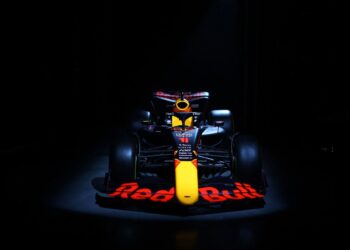 JENTERA baharu Red Bull yang akan digunakan untuk musim baharu Formula Satu diperkenalkan di Kilang Red Bull Racing di, Milton Keynes, England kelmarin. – AFP