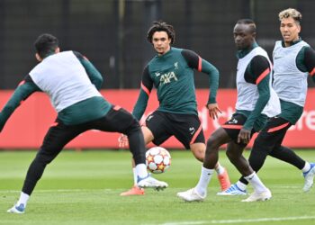 PEMAIN Liverpool menjalani latihan di Padang Latihan AXA, Liverpool semalam dalam persiapan menghadapi Real Madrid pada final Liga Juara-Juara. - AFP