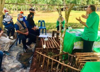 MOHD. Redzuan Yusof (tengah) mendengar taklimat ketika mengadakan lawatan kerja ke tapak syarikat Eco Green Global Sdn. Bhd di Chuping, Padang Besar, Perlis hari ini.