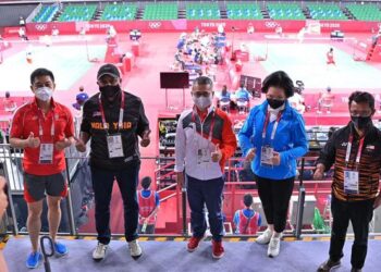 REEZAL Merican (dua,kiri) ketika menonton aksi suku akhir beregu lelaki di Musashino Forest Sport Plaza.  - IHSAN REEZAL MERICAN NAINA MERICAN