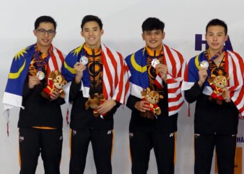 Welson Sim (dua daripada kiri) bersama kuartet renang negara yang mencipta rekod baharu kebangsaan dan meraih perak di Sukan SEA Vietnam 2021, di sini hari ini.