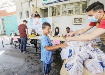 PETUGAS Rezeki Qurban mengagihkan daging korban kepada penduduk di Gaza, Palestin, baru-baru ini.