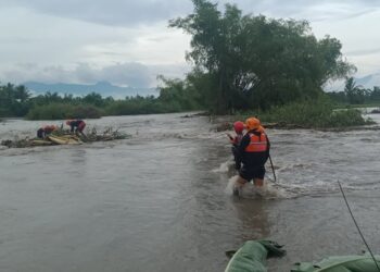 PASUKAN menyelamat mencari mangsa yang hilang dalam banjir di South Cotabato, Filipina. - AGENSI