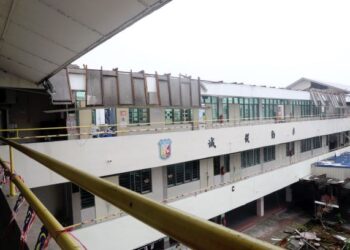 BUMBUNG SJKC Malim diterbangkan angin dalam kejadian ribut di Melaka, semalam.