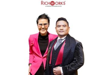 DR. AZIZAN Osman (kanan) dan Zafrol Rizal Mat menerima ucapan tahniah daripada pihak pengurusan RichWorks selepas lulus peperiksaan akhir CIMA.