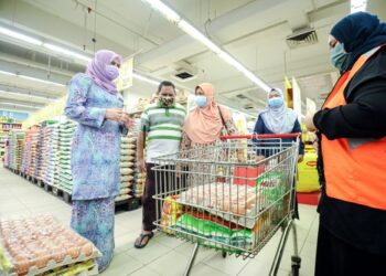 RINA Harun menyantuni peserta yang menerima bantuan program Prihatin Kasih di Kuala Lumpur, semalam. - UTUSAN/FAIZ ALIF AHMAD ZUBIR