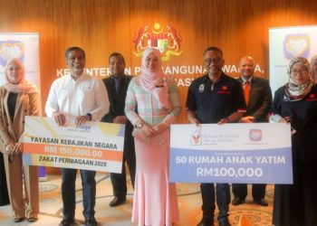 RINA Harun (tengah) bersama Timbalan Pengarah Urusan Pharmaniaga, Mohamed Iqbal Abdul Rahma (tiga dari kiri) dan Pengurus Besar Ronalds McDonald House Charities Malaysia, Nasri Nordin (empat dari kanan) selepas menerima replika cek sumbangan kepada Yayasan Kebajikan Negara Malaysia di Kementerian Pembangunan Wanita Keluarga dan Masyarakat, Putrajaya hari ini. - FOTO/FAISOL MUSTAFA