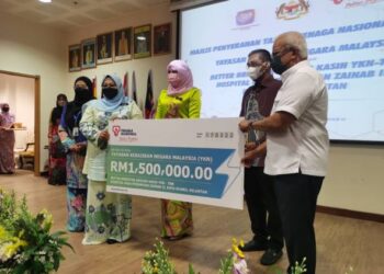 RINA Harun (tengah) menyaksikan penyampaian tajaan RM1.5 juta oleh TNB kepada YKN untuk penubuhan Anjung Kasih YKN di HRPZ II, Kota Bharu, Kelantan, hari ini. - FOTO/ROSALWANI CHE SOH
