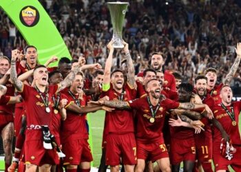 PEMAIN AS Roma meraikan kejayaan muncul juara Liga Konferensi Europa di Tirana, Albania. - AFP