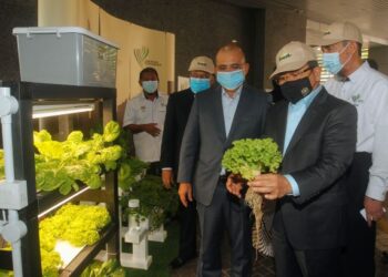 RONALD Kiandee (tengah) bersama Timbalan Menteri Pertanian dan Industri Makanan, Datuk Seri Ahmad Hamzah (dua dari kanan) melihat pameran tanaman sayur pada Majlis Pelancaran Pelepasan Khidmat Agihan Bantuan Penjana Pertanian Bandar di Wisma Tani di Putrajaya hari ini. - FOTO/FAISOL MUSTAFA