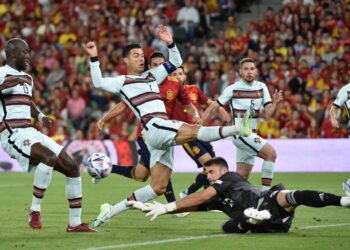 Cristiano Ronaldo (tengah) gagal menyempurnakan percubaan ketika menentang Sepanyol pada perlawanan Liga Negara-Negara UEFA di Stadium Benito Villamarin, Seville semalam. – AFP