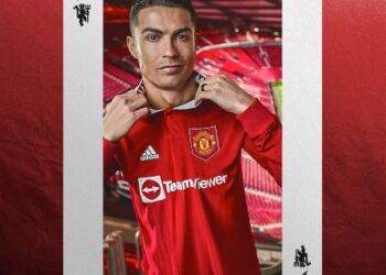 CRISTIANO Ronaldo menggayakan jersi baharu Manchester United.