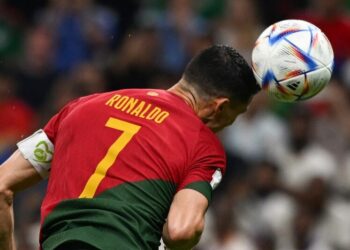 CRISTIANO Ronaldo kelihatan seperti menanduk bola tetapi ia tidak mengenai kelapanya dan gol pertama Portugal diberikan kepada Bruno Fernandes. - AFP