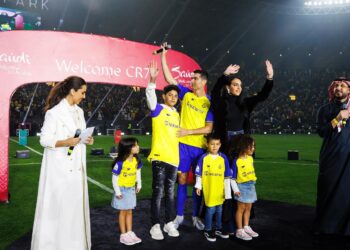 CRISTIANO Ronaldo dan keluarganya menerima sambutan hangat ketika diperkenalkan kepada penyokong Al Nassr di Stadium Mrsool Park, Riyadh semalam.