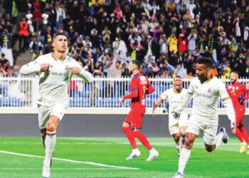CRISTIANO Ronaldo (kiri) meraikan jaringannya ketika membantu Al Nassr menumpaskan Damac dalam Liga Pro Saudi di Abha, Arab Saudi semalam.
