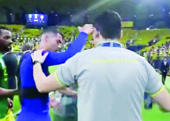 CRISTIANO Ronaldo yang hilang sabar menolak pegawai pasukan 
Al-Khaleej selepas tamat perlawanan Liga Pro Saudi yang menyaksikan Al Nassr diikat 1-1.