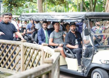 CRISTIANO Ronaldo dibawa menaiki buggy ketika hadir di  Taman Botanik Singapura kelmarin untuk menyokong projek biasiswa kepada golongan muda yang diasaskan hartawan Singapura, Peter Lim. – AFP