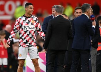 CRISTIANO Ronaldo (kiri) menyapa Roy Keane dan Gary Neville tapi tiada masa untuk Jamie Carragher.