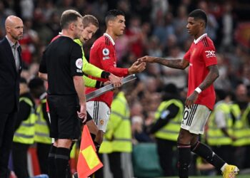 ERIK ten Hag (kiri) memasukkan Cristiano Ronaldo menggantikan Marcus Rashford pada separuh masa kedua ketika Manchester United mengalahkan Liverpool.