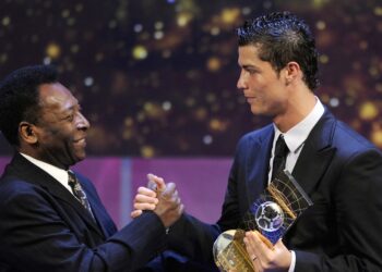 CRISTIANO Ronaldo menerima trofi Pemain Bola Sepak Terbaik Dunia FIFA daripada legenda Brazil, Pele di Zurich pada 12 Januari, 2009. - AFP