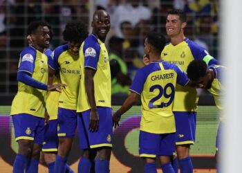 CRISTIANO Ronaldo (kanan) meraikan jaringannya bersama rakan-rakan sepasukan ketika membantu Al Nassr menentang  Al-Wehda  dalam saingan Liga Pro Saudi di Stadium King Abdulaziz, Mekah pagi tadi. - AFP