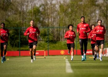 CRISTIANO Ronaldo (kiri) menjalani latihan bersama rakan sepasukan semalam menjelang pertemuan menentang Arsenal malam ini.