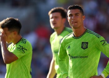 REAKSI Cristiano Ronaldo ketika melihat gawang Manchester United dibolosi Brentford.