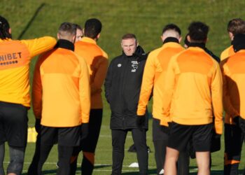WAYNE Rooney (tengah) antara yang disebut-sebut bakal mengambil alih tugas pengurus baharu Burnley.
