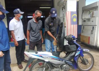 ROSOL Wahid mengisi minyak motosikal penduduk di Pulau Redang di Kuala Nerus, hari ini.
