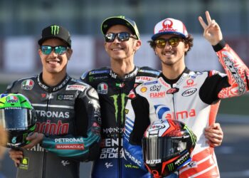 FRANCESCO Bagnaia (kanan) bersama Valentino Rossi (tengah) ketika perlumbaan MotoGP musim ini.