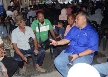 ROZABIL Abd. Rahman bersama akar umbi selepas perasmian bilik gerakan Tambun Tulang, semalam. – UTUSAN/IZLIZAN OTHMAN