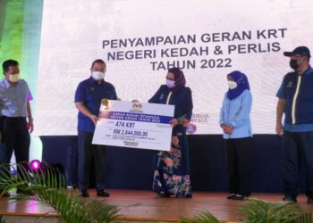 HALIMAH Mohamed Sadique menyampaikan replika cek kepada Dr. Robert Ling Kui Ee  pada Majlis Penyampaian Geran KRT Komuniti Sejahtera, Keluarga Malaysia Peringkat Negeri Kedah dan Perlis di Alor Setar, hari ini. - UTUSAN/MOHD. RAFIE AZIMI