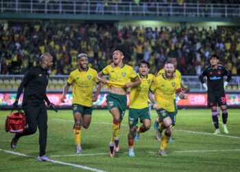 PADANG di Stadium Darul Aman ketika ini dalam keadaan baik dan kerajaan negeri tidak bercadang menukar kepada rumput kecuali kos ditanggung sepenuhnya oleh Kementerian Belia dan Sukan.