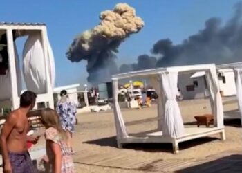 TANGKAP layar video menunjukkan pelancong lari menyelamatkan diri dari pantai Crimea selepas kepulan asap tebal kelihatan naik ke udara. - AGENSI