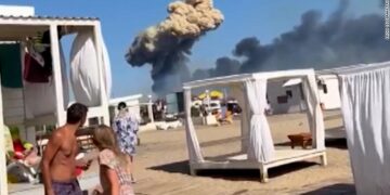 TANGKAP layar video menunjukkan pelancong lari menyelamatkan diri dari pantai Crimea selepas kepulan asap tebal kelihatan naik ke udara. - AGENSI