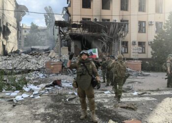 IMEJ yang menunjukkan tentera Chechnya memasuki bandar Lysychansk di timur Ukraine. - AGENSI