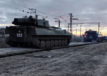 KERETA kebal Rusia bergerak meninggalkan Belarus setelah mengadakan latihan di negara itu. Belarus terletak bersempadan dengan Ukraine. - AFP
