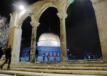 Perjalanan mikraj Nabi SAW dari Masjid Aqsa melepasi tujuh lapis langit.