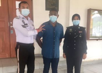 S. SIVA Nathan (tengah) denda RM4,500 oleh Mahkamah Majistret Maran selepas mengaku bersalah memandu di bawah pengaruh alkohol.