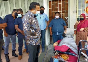 SA Vigneswaran berbual dengan Siti Rohani Sayed Aziz pada penyerahan bantuan kepada isi rumah berpendapatan rendah di Pusat Khidmat MIC Sungai Siput, Perak hari ini. - FOTO/ASLIZA MUSA