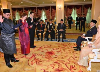 PHOONG Jin Zhe (kanan) bersama Christina Liew (tengah) dan James Ratib semasa mengangkat sumpah dihadapan Yang Dipertua Negeri, Tun Juhar Mahiruddin di Istana Negeri di Kota Kinabalu, semalam.