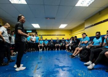 ONG Kim Swee tetap memberi kata-kata semangat kepada pemainnya, tiada apa yang mustahil untuk dilakukan biarpun misi menumpaskan JDT di Stadium Sultan Ibrahim malam ini amat getir. – IHSAN SABAH FC