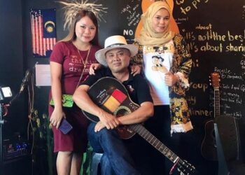 ZAIDI BUROK bersama dua anaknya yang menjadi pendorong untuknya terus berniaga di kafe mereka di Pekan Semporna, Sabah.