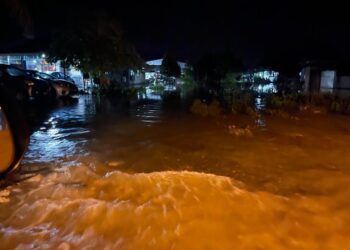 KEADAAN banjir akibat air pasang besar yang membanjiri 31 rumah dan kedai di Sabak Bernam, Selangor hari ini.