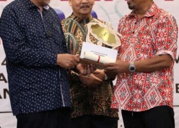 Sabri Yunus menerima anugerah Duta Anak Seni Kelantan daripada Menteri Besar, Ahmad Yakob.
