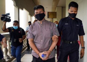 MOHD. Azhar Che Mat Dali (tengah) dibawa keluar dari bilik bicara selepas didakwa atas tuduhan rasuah di Mahkamah Sesyen Jenayah, Kompleks Mahkamah Kuala Lumpur, semalam. - UTUSAN/AMIR KHALID