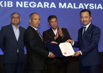 SAIFUDDIN Nasution Ismail menyaksikan penyerahan sijil pengiktirafan oleh Ketua Setiausaha KDN, Datuk Ruji Ubi (kanan) kepada Ketua Pengarah Arkib Negara, Datuk Jaafar Sidek Abdul Rahman (dua kiri) pada Majlis Perhimpunan Bulanan KDN di Putrajaya. - UTUSAN/FAISOL MUSTAFA